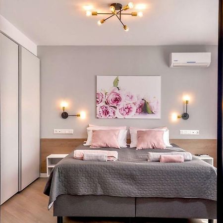 Rose One Bedroom Designer Apartment In City Centre By Flat Mаnager Sofie Exteriér fotografie