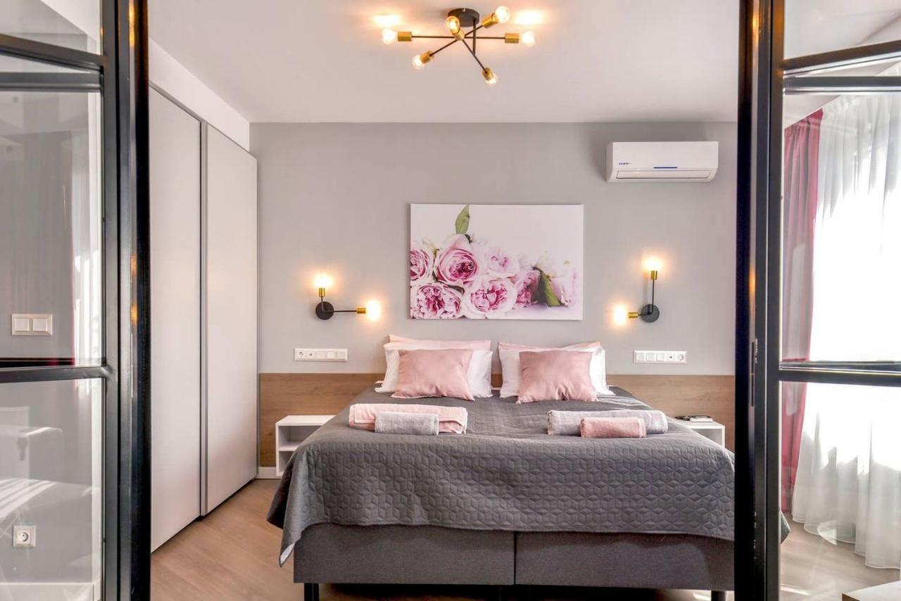 Rose One Bedroom Designer Apartment In City Centre By Flat Mаnager Sofie Exteriér fotografie