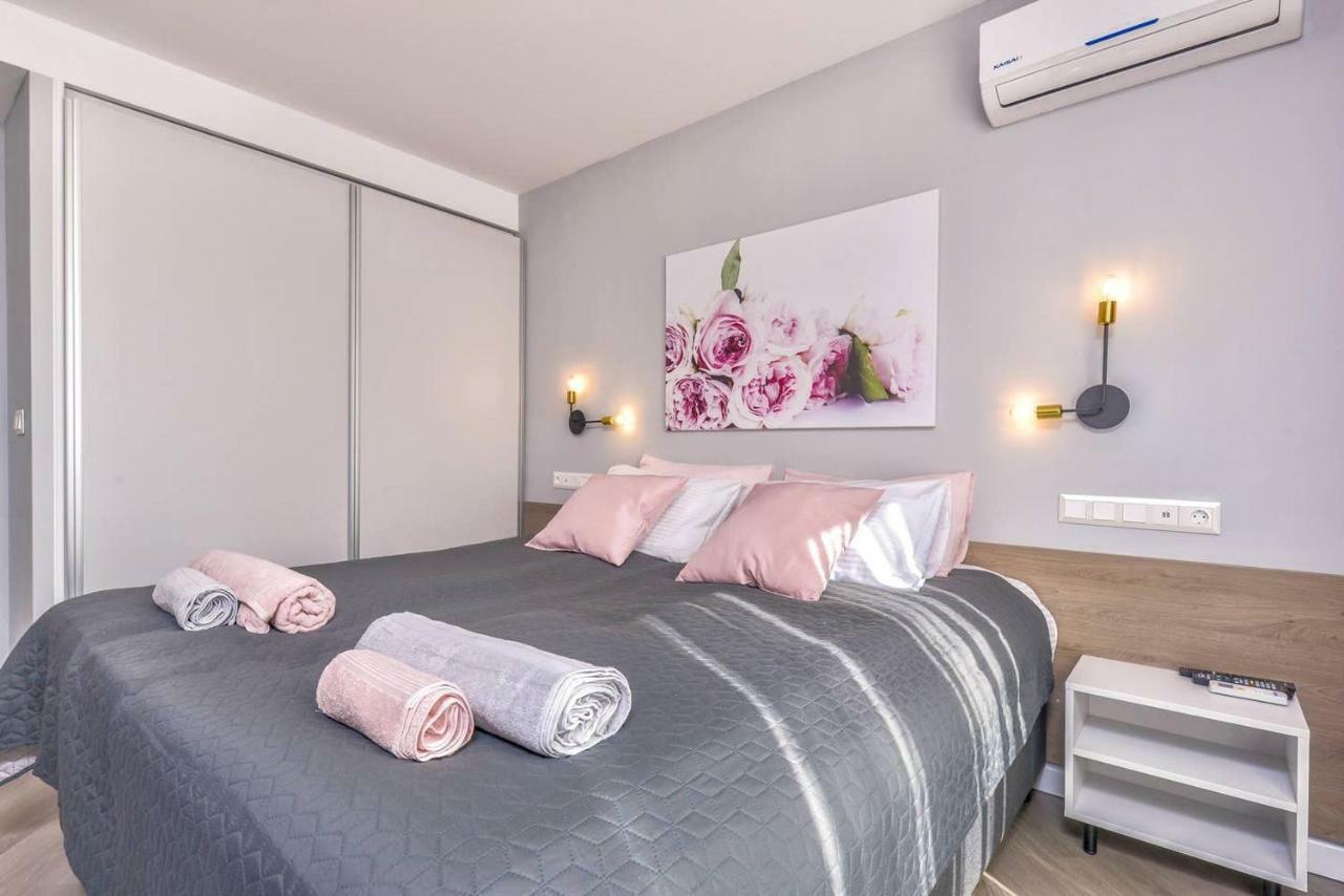 Rose One Bedroom Designer Apartment In City Centre By Flat Mаnager Sofie Exteriér fotografie