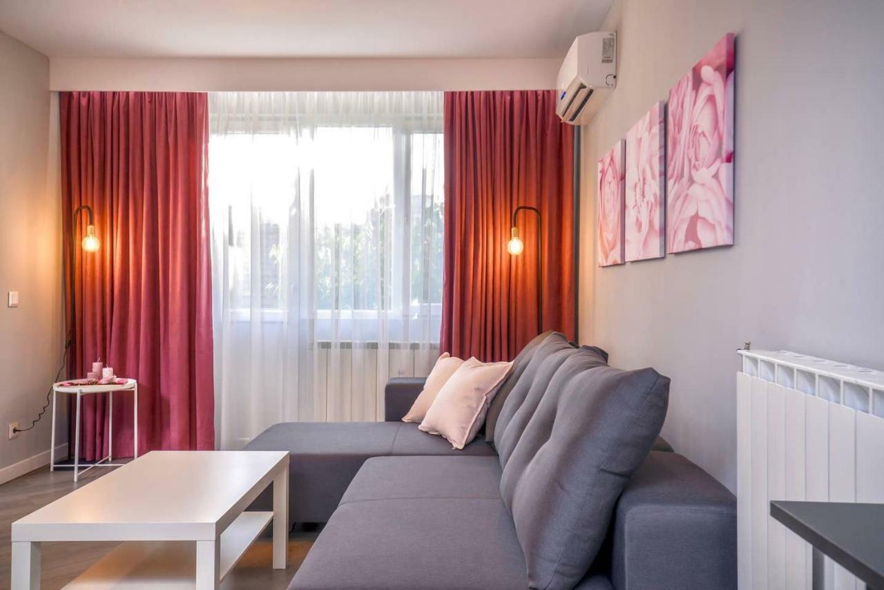 Rose One Bedroom Designer Apartment In City Centre By Flat Mаnager Sofie Exteriér fotografie