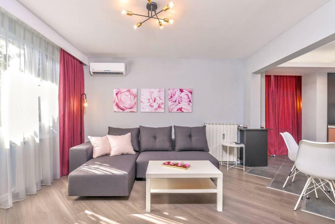 Rose One Bedroom Designer Apartment In City Centre By Flat Mаnager Sofie Exteriér fotografie